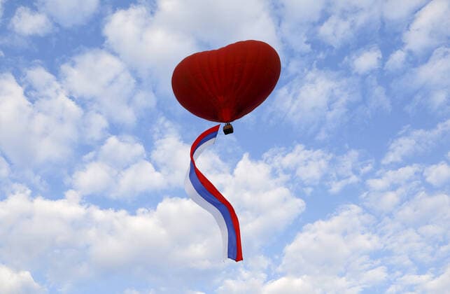 Bilder des Jahres 2021, News 08 August News Themen der Woche KW33 News Bilder des Tages BELGOROD, RUSSIA - AUGUST 22, 2021: A heart-shaped hot air balloon carries a Russian flag on Day of the Russian National Flag. Anton Vergun TASS  TS10D5A5