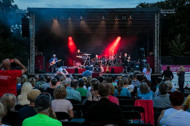 Fritz Puppel guitar , Manfred Hennig keyboards , Toni Krahl vocals, guitar , Roger Heinrich drums and Georgi Gogow violin L R of the group CITY founded 1972 in East Berlin GDR during the Candlelight Open Air rock concert live in Coswig