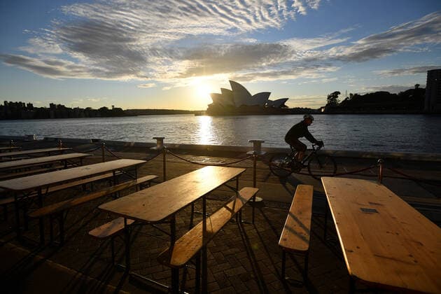 Coronavirus in Australien, Lockdown in Sydney NSW CORONAVIRUS COVID19, Empty tables at a bar opposite the Sydney Opera House at sunrise in Sydney, Monday, August 23, 2021. NSW has extended the current lockdown in Greater Sydney until the end of September, and introduce new rules targeting the LGA?s of concern. ( NO ARCHIVING, EDITORIAL USE ONLY, NO USE IN BOOKS WITHOUT CONSENT SYDNEY NSW AUSTRALIA  Copyright: xJOELxCARRETTx 20210823001568994024