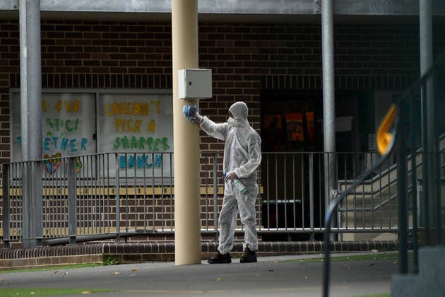 Coronavirus in Australien, Lockdown in Sydney NSW CORONAVIRUS COVID19, Workers conduct a deep clean at Carlton Public School in Sydney, Monday, August 23, 2021. NSW has extended the current lockdown in Greater Sydney until the end of September, and introduce new rules targeting the LGA?s of concern. ( NO ARCHIVING, EDITORIAL USE ONLY, NO USE IN BOOKS WITHOUT CONSENT SYDNEY NSW AUSTRALIA  Copyright: xJOELxCARRETTx 20210823001569032916