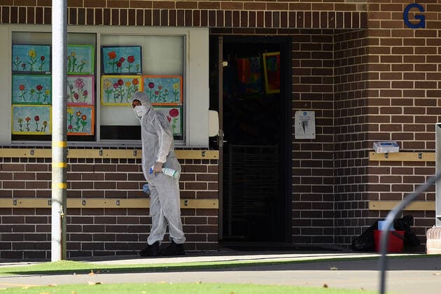 Coronavirus in Australien, Lockdown in Sydney NSW CORONAVIRUS COVID19, Workers conduct a deep clean at Carlton Public School in Sydney, Monday, August 23, 2021. NSW has extended the current lockdown in Greater Sydney until the end of September, and introduce new rules targeting the LGA?s of concern. ( NO ARCHIVING, EDITORIAL USE ONLY, NO USE IN BOOKS WITHOUT CONSENT SYDNEY NSW AUSTRALIA  Copyright: xJOELxCARRETTx 20210823001569033128