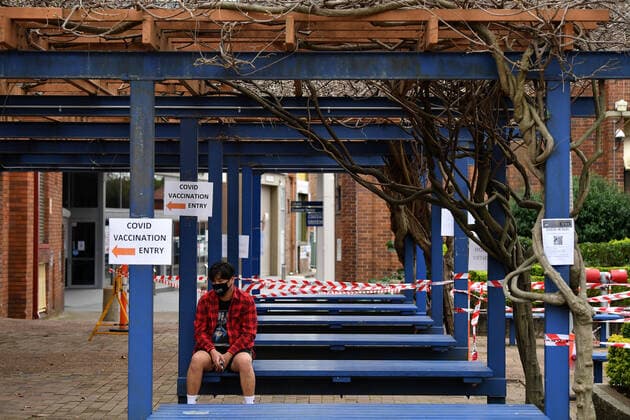 Coronavirus in Australien, Lockdown in Sydney NSW CORONAVIRUS COVID19, A man waits outside a walk In AstraZeneca COVID-19 Vaccination Clinic at Rockdale in Sydney, Monday, August 23, 2021. NSW has extended the current lockdown in Greater Sydney until the end of September, and introduce new rules targeting the LGA?s of concern. ( NO ARCHIVING, EDITORIAL USE ONLY, NO USE IN BOOKS WITHOUT CONSENT SYDNEY NSW AUSTRALIA  Copyright: xJOELxCARRETTx 20210823001569079865