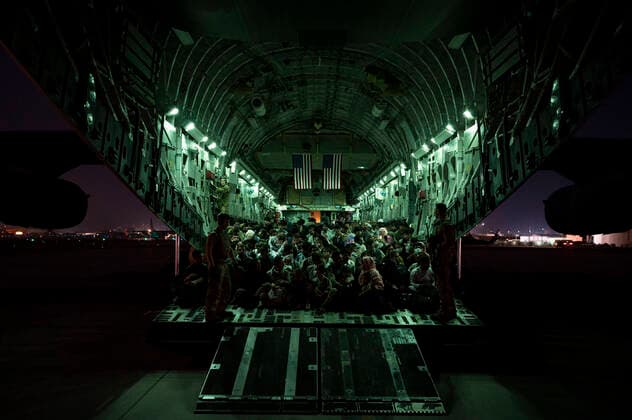 August 21, 2021 - Kabul, Afghanistan - A aircrew, assigned to the 816th Expeditionary Airlift Squadron, assists qualified evacuees aboard a C-17 Globemaster III aircraft in support of the Afghanistan evacuation at Hamid Karzai International Airport, Afghanistan, Aug. 21, 2021. The Department of Defense is committed to supporting the U.S. State Department in the departure of U.S. and allied civilian personnel from Afghanistan and to evacuate Afghan allies to safety. ( Senior Airman Taylor Crul) Kabul Afghanistan - ZUMAz03_ 20210821_szp_z03_929 Copyright: xU.S.xAirxForcex