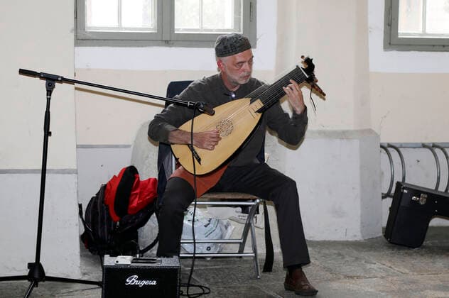 Jakov Steiman at the concert at the Flüsterbogen with singing and lute at the Haus zum Flüsterbogen at the Untermarkt Görlitz, 22 08 2021 Foto:xM.xWehnertx xFuturexImage
