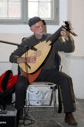 Jakov Steiman at the concert at the Flüsterbogen with singing and lute at the Haus zum Flüsterbogen at the Untermarkt Görlitz, 22 08 2021 Foto:xM.xWehnertx xFuturexImage