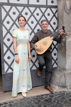 Anna Lukshina and Jakov Steiman at the concert at the Flüsterbogen with singing and lute at the Haus zum Flüsterbogen at the Untermarkt Görlitz, 22 08 2021 Foto:xM.xWehnertx xFuturexImage