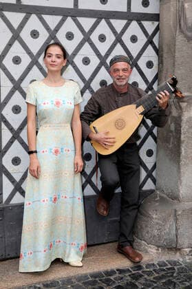 Anna Lukshina and Jakov Steiman at the concert at the Flüsterbogen with singing and lute at the Haus zum Flüsterbogen at the Untermarkt Görlitz, 22 08 2021 Foto:xM.xWehnertx xFuturexImage