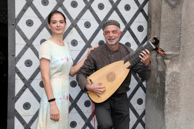 Anna Lukshina and Jakov Steiman at the concert at the Flüsterbogen with singing and lute at the Haus zum Flüsterbogen at the Untermarkt Görlitz, 22 08 2021 Foto:xM.xWehnertx xFuturexImage
