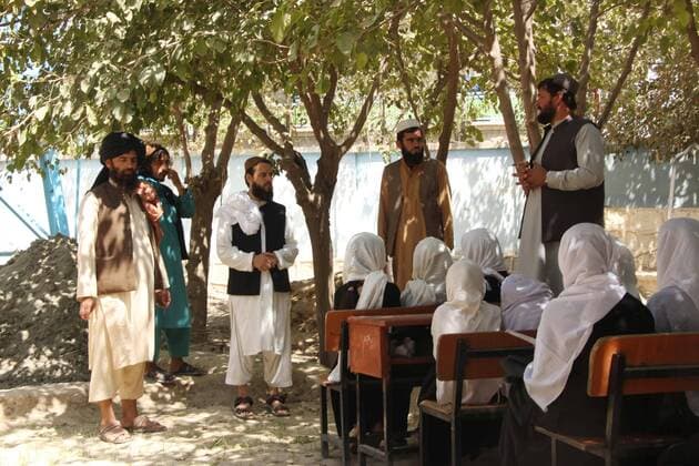 Frauen unter dem Taliban Regime in Afghanistan (210823) -- KUNDUZ, Aug. 23, 2021 -- Students have a class at a school in Kunduz province, Afghanistan, Aug. 22, 2021. (Photo by Xinhua) AFGHANISTAN-KUNDUZ-SCHOOL AjmalxKakar 