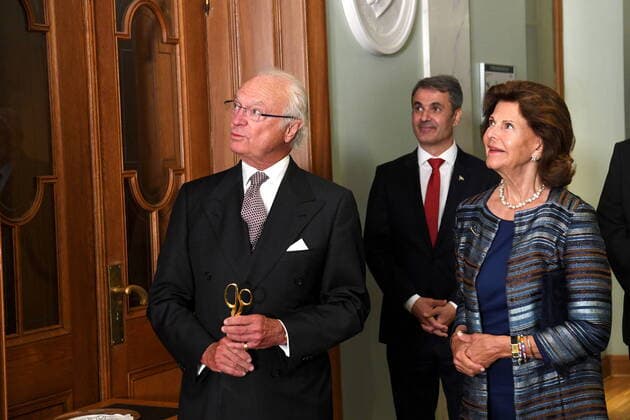 King Carl Gustaf , Queen Silvia and the Speaker of the Riksdag, Andreas Norlén, at the unveiling of H M The King s portrait medallion in the Riksdag building in Stockholm, Sweden, on August 23, 2021 STOCKHOLM Sweden x10080x,  Copyright: xFredrikxSandberg TTx SWEDEN KING S PORTRAIT MEDALLION