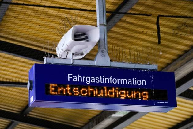 News Bilder des Tages Düsseldorf 23.08.2021 Bahnsteig Entschuldigung Anzeige Anzeigetafel Infotafel Leuchttafel Laufband Lautsprecher Fahrgastinformation Nahverkehr ÖPNV DB Deutsche Bahn abellio Tarife Pendler Homeoffice Tickets Ticket Lokführer-Gewerkschaft GDL Gewerkschaft Deutscher Lokomotivführer von Chef Claus Weselsky kündigt Streik nach Urabstimmung an Eisenbahn- und Verkehrsgewerkschaft ( EVG ) hatten dem Tarifvertrag schon zugestimmt Tarifkonflikt Lokführerstreik DB Deutsche Bahn Zug GDL Bahnstreik Bundesbahn Düsseldorf Nordrhein-Westfalen Deutschland *** Dusseldorf 23 08 2021 platform excuse display display board information board light board ticker loudspeaker passenger information local traffic public transport DB Deutsche Bahn abellio tarif