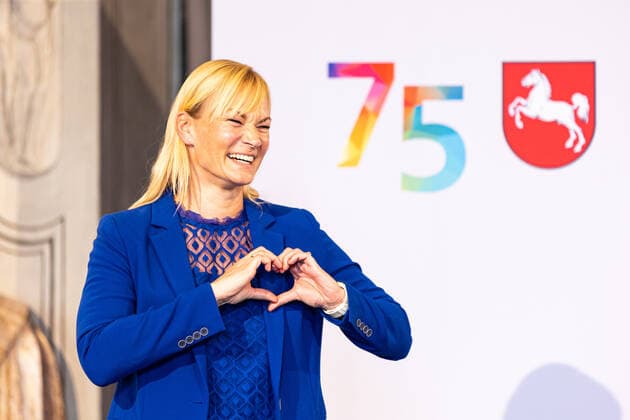 Hanover, Germany 23 August 2021 News 2021 Lower Saxony Order of Merit 23 08 2021 Bibiana Steinhaus Webb forms a heart with her hands during the awarding of the Grand Cross of Merit to her On the occasion of the 75th anniversary of Lower Saxony, the Lower Saxony Order of Merit is awarded to various citizens in Copyright: xFotostandx xMattheyx