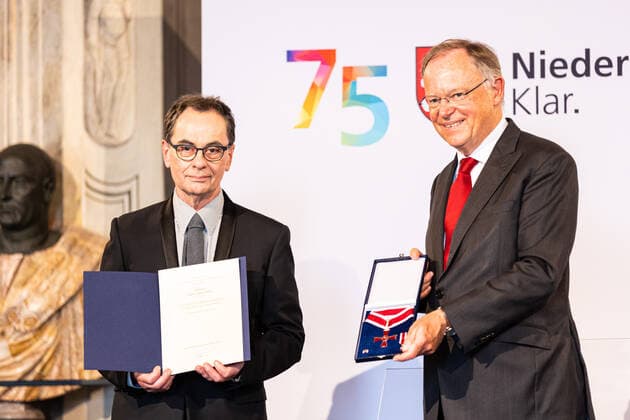 Hannover, Deutschland 23. August 2021: News - 2021 - Verleihung Niedersaechsischer Verdienstorden - 23.08.2021 v. li. Verleger Gerhard Steidl und Ministerpraesident Stephan Weil (SPD), posieren nach der Übergabe des Grossen Verdienstkreuz an Steidl. Anlaesslich des 75-jaehrigen Jubilaeums von Niedersachsen, wird der Niedersaechsische Verdienstorden an verschiedene Buergerinnen und Buerger im Galeriegebaeude Herrenhausen verliehen. Niedersachsen *** Hanover, Germany 23 August 2021 News 2021 Award of the Order of Merit of Lower Saxony 23 08 2021 from left Publisher Gerhard Steidl and State President Stephan Weil SPD, pose after the presentation of the Grand Cross of Merit to Steidl On the occasion of the 75th anniversary of Lower Sax Copyright: xFotostandx xMattheyx