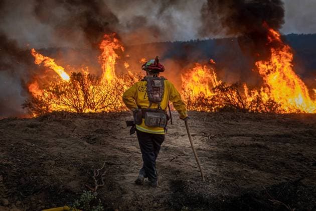 IMAGO Nature: Unsere Erde, Klimawandel, Waldbrände News Bilder des Tages California s Wildfires Continue to Rage California’s Caldor fire moves east toward Lake Tahoe as crews continue to battle a blaze that has grown to more than 170 square miles with only 5% containment. Caldor California United States Copyright: MichaelxNigro