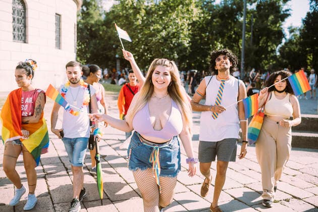 IMAGO Creative: Tag der Menschenrechte am 10. Dezember Smiling male and female activists protesting during pride event model released Symbolfoto MEUF03659