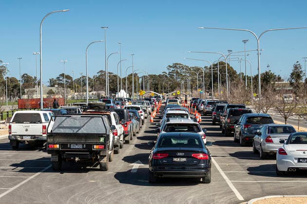 VICTORIA CORONAVIRUS COVID19, People queue in their cars for a COVID test at a drive-through testing site at Shepparton Sports Precinct in Shepparton, Victoria, Tuesday, August 24, 2021. The entire state of Victoria is back in lockdown as authorities scramble to contain a rapidly growing cluster of COVID-19 in the regional city of Shepparton. ( NO ARCHIVING, EDITORIAL USE ONLY, NO USE IN BOOKS WITHOUT CONSENT MELBOURNE VIC AUSTRALIA  Copyright: xDANIELxPOCKETTx 20210824001569363909