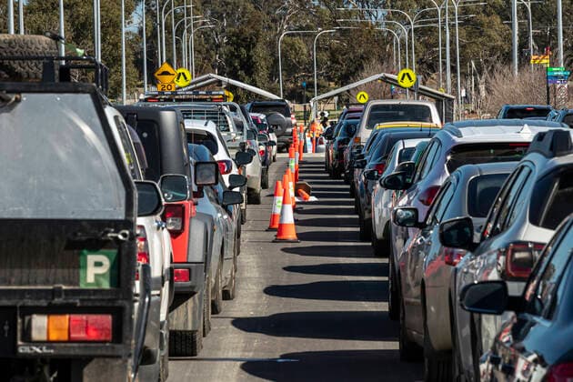 VICTORIA CORONAVIRUS COVID19, People queue in their cars for a COVID test at a drive-through testing site at Shepparton Sports Precinct in Shepparton, Victoria, Tuesday, August 24, 2021. The entire state of Victoria is back in lockdown as authorities scramble to contain a rapidly growing cluster of COVID-19 in the regional city of Shepparton. ( NO ARCHIVING, EDITORIAL USE ONLY, NO USE IN BOOKS WITHOUT CONSENT MELBOURNE VIC AUSTRALIA  Copyright: xDANIELxPOCKETTx 20210824001569364016