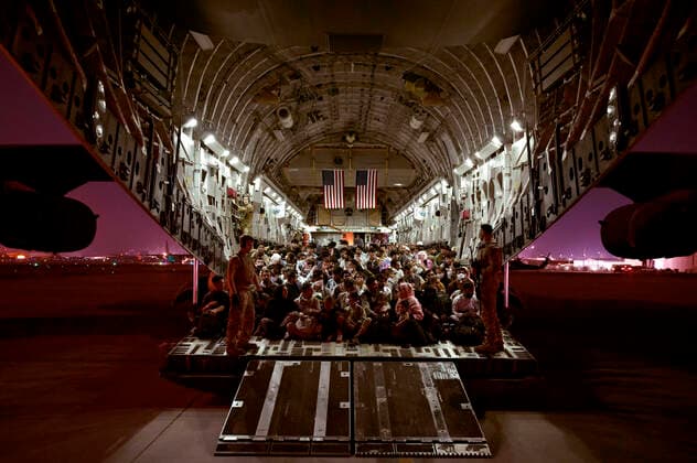 STYLELOCATIONU.S. Air Force loadmasters, assigned to the 816th Expeditionary Airlift Squadron, guide refugees aboard a U.S. Air Force C-17 Globemaster III aircraft during evacuation at Hamid Karzai International Airport during Operation Allies Refuge August 21, 2021 in Kabul, Afghanistan. Kabul Afghanistan - ZUMAp138 20210823_zaa_p138_002 Copyright: xSraxTaylorxCrul U.S.xMarinex