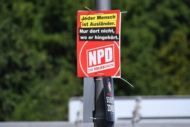 Wahlplakate - Bundestagswahl 2021 am 24.08.2021 in Bochum Ein Wahlplakat der NPD ( Nationaldemokratische Partei Deutschlands ) mit der Aufschrift: Jeder Mensch ist Ausländer. Nur dort nicht, wo er hingehört. Die Bundestagswahl 2021 wird die Wahl zum 20. Deutschen Bundestag. Sie wird am 26. September 2021 stattfinden. *** Election posters Bundestag election 2021 on 24 08 2021 in Bochum An election poster of the NPD National Democratic Party of Germany with the inscription Jeder Mensch ist Ausländer Nur dort nicht, wo er hingehört The Bundestag election 2021 will be the election to the 20 German Bundestag It will take place on 26 September 2021 xRx