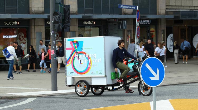 Photo opportunity PR Date for this years city cycling in Hamburg The nationwide campaign of the Climate Alliance network is taking place for the 14th time this year The campaign in Hamburg kicks off on 1 September A man rides a cargo tricycle along the Jungfernstieg Old Town Hamburg
