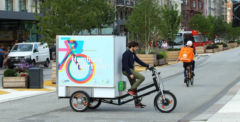 Photo opportunity PR Date for this years city cycling in Hamburg The nationwide campaign of the Climate Alliance network is taking place for the 14th time this year The campaign in Hamburg kicks off on 1 September A man rides a cargo tricycle along the Jungfernstieg Old Town Hamburg