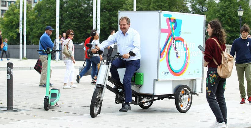 Photo opportunity PR Date for this years City Cycling in Hamburg The nationwide campaign of the Climate Alliance network is taking place for the 14th time this year The campaign in Hamburg kicks off on 1 September Senator Jens Kerstan from the Ministry for the Environment, Climate, Energy and Agriculture takes a spin on a cargo tricycle across the