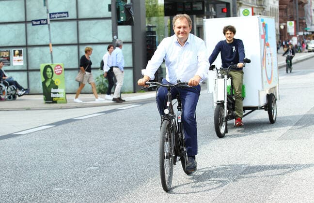 Photo opportunity PR Date for this years City Cycling in Hamburg The nationwide campaign of the Climate Alliance network is taking place for the 14th time this year The campaign in Hamburg kicks off on 1 September Senator Jens Kerstan from the Ministry for the Environment, Climate, Energy and Agriculture takes a spin on his bicycle along Jungfernstieg Altstad
