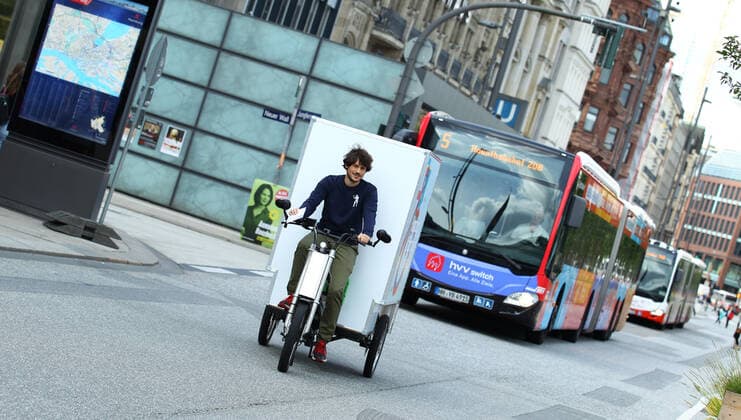 Photo opportunity PR Date for this years City Cycling in Hamburg The nationwide campaign of the Climate Alliance network is taking place for the 14th time this year The campaign in Hamburg kicks off on 1 September A man rides a cargo tricycle along Jungfernstieg, behind him a bus of the Hamburg transport company Altstadt Hamburg