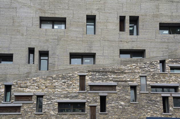 Architektur von Wang Shu Ningbo ningbo museum China, 23 11 2020, Copyright: xViewxStockx, Ref:375-0001837.jpg, China, zhejiang, ningbo, museums, architecture, architectural design, wang shu, brick, new vernacular, pan wall, yinzhou park, public facilities, window, plants Copyright: xViewxStockx