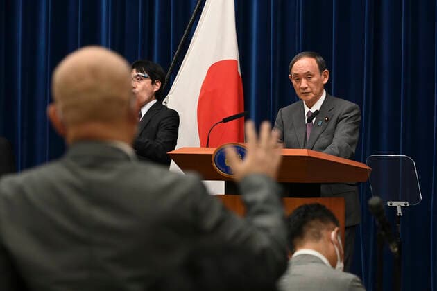 August 25, 2021, Tokyo, Japan: Japan s Prime Minister Yoshihide Suga (R) listens to a question during a news conference at the prime minister s office in Tokyo. Tokyo Japan - ZUMAz114 20210825_zih_z114_004 Copyright: xPOOLx