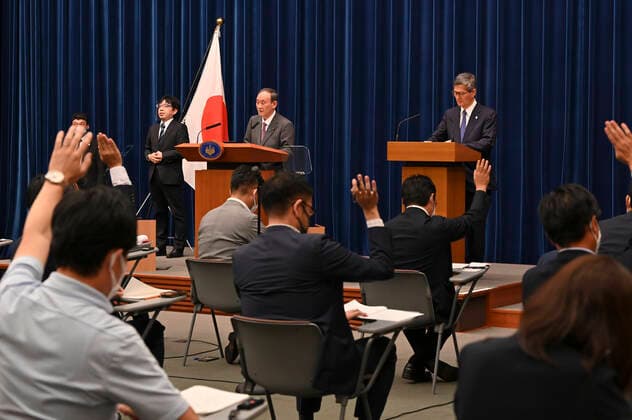 August 25, 2021, Tokyo, Japan: Japan s Prime Minister Yoshihide Suga (top, L) attends a news conference with chairman of the government s pandemic advisory panel Shigeru Omi (top, R) at the prime minister s official residence in Tokyo. Tokyo Japan - ZUMAz114 20210825_zih_z114_009 Copyright: xPOOLx