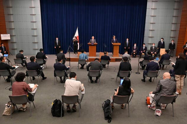 August 25, 2021, Tokyo, Japan: Japan s Prime Minister Yoshihide Suga (top, C) attends a news conference at the prime minister s official residence in Tokyo. Tokyo Japan - ZUMAz114 20210825_zih_z114_007 Copyright: xPOOLx