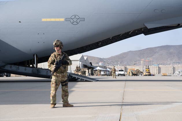 STYLELOCATIONA U.S. Air Force airman with security forces raven, 816th Expeditionary Airlift Squadron, maintains a security cordon around a U.S. Air Force C-17 Globemaster III aircraft during the evacuation of Afghan refugees during Operation Allies Refuge August 24, 2021 in Kabul, Afghanistan. Kabul Afghanistan - ZUMAp138 20210824_zaa_p138_055 Copyright: xMsgt.xDonaldxR.xAllen U.S.xAirx