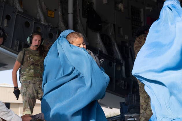 Frauen unter dem Taliban Regime in Afghanistan August 24, 2021 - Kabul, Afghanistan - loadmasters and pilots assigned to the 816th Expeditionary Airlift Squadron, load passengers aboard a C-17 Globemaster III in support of the Afghanistan evacuation at Hamid Karzai International Airport (HKIA), Afghanistan, Aug. 24, 2021. ( Master Sgt. Donald R. Allen) Kabul Afghanistan - ZUMAz03_ 20210824_szp_z03_024 Copyright: xU.S.xAirxForcex