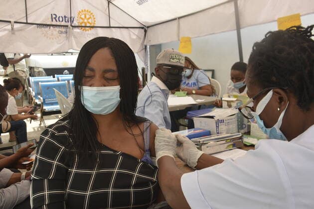 News Bilder des Tages Virus Outbreak Nigeria A woman reacts as she receives a jab of the Moderna Covid-19 corononavirus at the Oregun Primary Health Care Center in Ikeja capital of Lagos on August 25, 2021. Lagos State government began a second phase of Covid-19 vaccinations across the state, amid an upsurge in cases of the delta variant across the country. Lagos Nigeria jaiyeola-notitle210825_npUsG  Copyright: xOlukayodexJaiyeolax