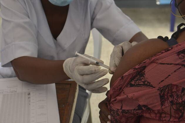 Virus Outbreak Nigeria A medic administers a dose of the Moderna Covid-19 corononavirus at the Oregun Primary Health Care Center in Ikeja capital of Lagos on August 25, 2021. Lagos State government began a second phase of Covid-19 vaccinations across the state, amid an upsurge in cases of the delta variant across the country. Lagos Nigeria jaiyeola-notitle210825_np6sN  Copyright: xOlukayodexJaiyeolax