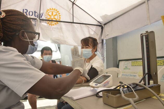 Virus Outbreak Nigeria A Health worker checks the blood pressure (BP) of a woman before receiving Moderna vaccination at the Oregun Primary Health Care Center in Ikeja capital of Lagos on August 25, 2021. Lagos State government began a second phase of Covid-19 vaccinations across the state, amid an upsurge in cases of the delta variant across the country. Lagos Nigeria jaiyeola-notitle210825_npeEe  Copyright: xOlukayodexJaiyeolax