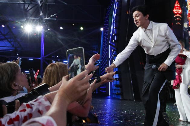 SOCHI, RUSSIA - AUGUST 25, 2021: Guest singer Dimash Kudaibergen (R) in a gala concert on the closing day of the 2021 New Wave Song Contest, an international competition for young pop music performers. Eleven singers representing nine countries took part in the contest, which ran from 19 to 25 August. Vyacheslav Prokofyev TASS  TS10DCBB