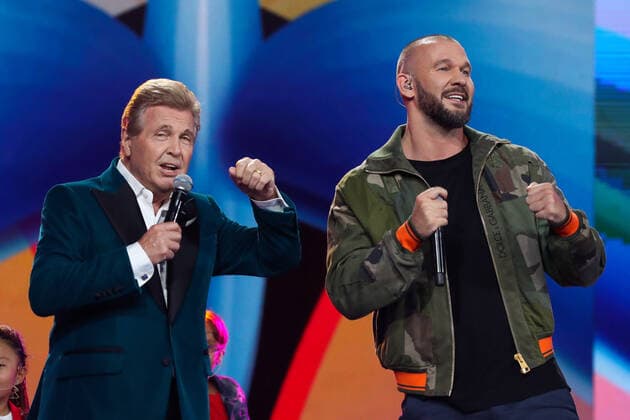 SOCHI, RUSSIA - AUGUST 25, 2021: Guest singers Lev Leshchenko (L) and Loc-Dog (Alexander Zhvakin) perform in a gala concert on the closing day of the 2021 New Wave Song Contest, an international competition for young pop music performers. Eleven singers representing nine countries took part in the contest, which ran from 19 to 25 August. Vyacheslav Prokofyev TASS  TS10DCBC