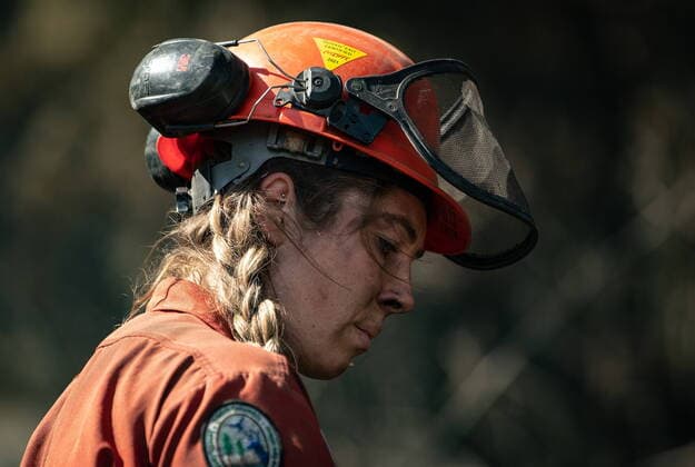 IMAGO Nature: Unsere Erde, Klimawandel, Waldbrände News Bilder des Tages August 25, 2021, VERNON, BC, Canada: Soot is seen on wildland firefighter Katie Devaney s face as she works to put out hot spots remaining from a controlled burn the B.C. Wildfire Service conducted to help contain the White Rock Lake wildfire on Okanagan Indian Band land, northwest of Vernon, B.C., on Wednesday, August 25, 2021. VERNON Canada  - ZUMAc35_ 20210825_zaf_c35_056 Copyright: xDarrylxDyckx