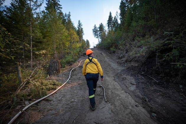 August 25, 2021, VERNON, BC, Canada: Crew leader Brent King, of Australia s New South Wales Rural Fire Service, walks along a guard line while checking on an area where the B.C. Wildfire Service conducted a controlled burn to help contain the White Rock Lake wildfire on Okanagan Indian Band land, northwest of Vernon, B.C., on Wednesday, August 25, 2021. VERNON Canada - ZUMAc35_ 20210825_zaf_c35_087 Copyright: xDarrylxDyckx