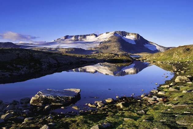 Bergmassiv und Gletscher Fannaraken spiegeln sich in einem See aus Schmelzwasser, Norwegen, Jotunheimen Nationalpark, Fannaraken Fannaraken peaks and glaciers are reflected in a still pond of melt-water, Norway, Jotunheimen National Park, Fannaraken BLWS650563 *** Fannaraken peaks and glaciers are reflected in a still pond of melt water, Norway, Jotunheimen National Park, Fannaraken BLWS650563 Copyright: xblickwinkel McPHOTO D.xPatersonx