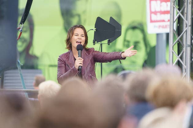 Bilder des Jahres 2021, News 08 August News Themen der Woche KW34 News Bilder des Tages Annalena Baerbock, Spitzenkandidatin und Bundesvorsitzende von BÜNDNIS 90 DIE GRÜNEN - Wahlkampfveranstaltung auf dem Platz der Kieler Matrosen in Kiel - Schleswig-Holstein -;Annalena Baerbock, Spitzenkandidatin und Bundesvorsitzende von BÜNDNIS 90 DIE GRÜNEN - Wahlkampfveranstaltung auf dem Platz der Kieler Matrosen in Kiel - Schleswig-Holstein -, Kiel Schleswig-Holstein Deutschland Platz der Kieler Matrosen *** Annalena Baerbock, top candidate and federal chairwoman of BÜNDNIS 90 DIE GRÜNEN Election campaign event on the square of the Kiel sailors in Kiel Schleswig Holstein Annalena Baerbock, top candidate and federal chairwoman of BÜNDNIS 90 DIE GRÜNEN Election campaign event on the square of the Kiel sailors in Kiel Schleswig Holste