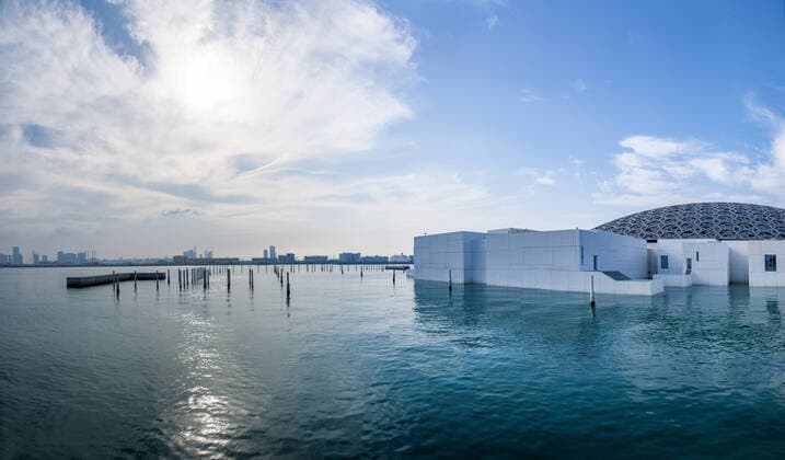 IMAGO Creative: Internationaler Tag der Architektur am 3. Oktober. Thema: Architektur zum Wohlfühlen The united Arab emirates ABU dhabi water the Louvre China, 02 01 2020, Copyright: xViewxStockx, Ref:216-0018250.jpg, Louvre, ABU dhabi, the Louvre museum, ocean, sea, sea, water building, offshore construction, landscape, landscape design, clear, green green, flow, skyline, the blue sky white clouds, the sky, island scenery, islands and coastal scenery, tropical climate, terrain, landform, the landscape design, natural scenery, romantic, healthy life style, contracted, white space, curve, arrangement, the shore, the sea, the scenery in geography, architecture, blue sky, blue, clear, coastal region, the coast, modern, culture, during the day, scenic spots, ports, innovation, modern building, attractions, sights, tourist destination, travel Copyright: xViewxStockx