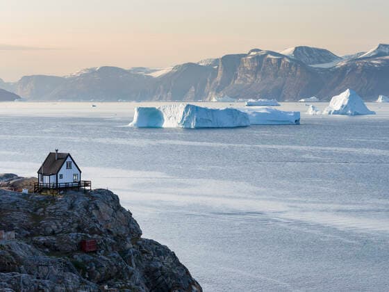 Small town Uummannaq in the north of west greenland. Background the glaciated Nuussuaq (Nugssuaq) Peninsula. America, North America, Greenland, Denmark RoyaltyxFree 1028_RF_12_MZW16041