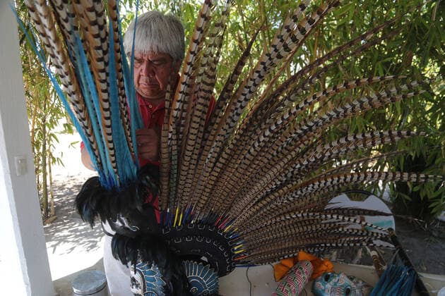 Pre-Hispanic Ceremony At Teotihuacan Archeological Area TEOTIHUACAN, MEXICO - AUGUST 26: A man puts the feathers to a plume before dressed as aztec warrior as part of a pre-hispanic ceremony at archeological zone. On August 26, 2021 in Teotihuacan, Mexico. (Photo by Ricardo Castelan Eyepix Group) Copyright: xRicardoxCastelanx EYEPIXGROUP_RC_26082021_13040