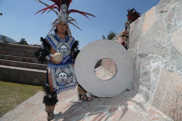 Pre-Hispanic Ceremony At Teotihuacan Archeological Area TEOTIHUACAN, MEXICO - AUGUST 26: A man poses dressed as aztec warrior at aztec ball game area as part of a pre-hispanic ceremony at archeological zone. On August 26, 2021 in Teotihuacan, Mexico. (Photo by Ricardo Castelan Eyepix Group) Copyright: xRicardoxCastelanx EYEPIXGROUP_RC_26082021_13041