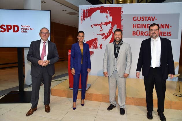 Bilder des Jahres 2021, News 08 August News Themen der Woche KW34 News Bilder des Tages Gustav Heinemann Bürgerpreis 2021 Norbert-Walter Borjans, Sawsan Mohammed Chebli, Ender Cetin, (Imam), Elias Dray Verleihung des Gustav-Heinemann Bürgerpreises im Atrium des Willy-Brandt-Haus in Berlin am 26.08.2021 *** Gustav Heinemann Citizen Award 2021 Norbert Walter Borjans, Sawsan Mohammed Chebli, Ender Cetin, Imam , Elias Dray Award of the Gustav Heinemann Citizen Award in the Atrium of the Willy Brandt House in Berlin on 26 08 2021 Photopress Mueller