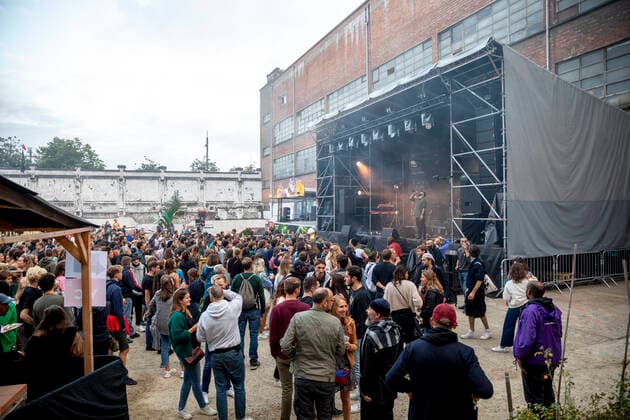 Entertainment Bilder des Tages Illustration picture shows the first day of the first edition of Gate, the alternative to Couleur Cafe music festival in Brussels, Thursday 26 August 2021. Just over 1,500 people with a Covid Safe Ticket can be present at the CityGate site in Anderlecht every day. The two weekend Gate festival will take place from August 26 to 29 and September 2 to 5.  HATIMxKAGHAT 3073680