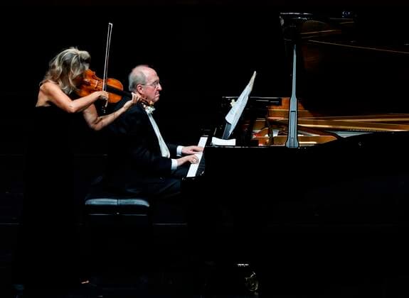 German violinist Anne-Sophie Mutter (L) and US pianist Lambert Orkis perform during a concert at the Musical Quincena festival of San Sebastian, Basque Country, northern Spain, 26 August 2021. Anne-Sophie Mutter and Lambert Orkis perfrom at San Sebastian !ACHTUNG: NUR REDAKTIONELLE NUTZUNG!  Copyright: xJavierxEtxezarretax GRAF8513 20210826-1307dc761b1b52e7da3ec2c6c325f1f2c76d9439